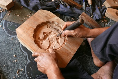 Nghệ nhân hơn 30 năm gõ - nện ra những khuôn bánh trung thu tinh xảo