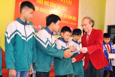 Trao tặng 50 suất học bổng "Giải Golf - Vì học sinh vượt khó hiếu học"