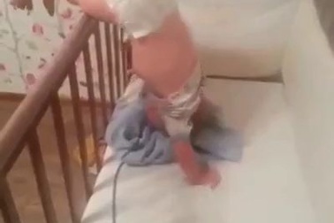 Clip "vượt ngục" siêu dễ thương của bé