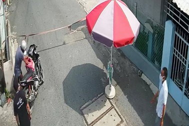 Bị kiểm tra giấy tờ, rút dao chém thành viên chốt chống dịch Covid-19