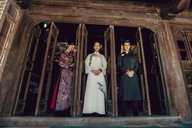 Áo dài Việt lại ra mắt ở Pháp