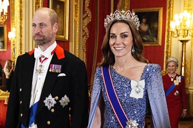 Vương phi Kate đội vương miện đính 2.600 viên kim cương