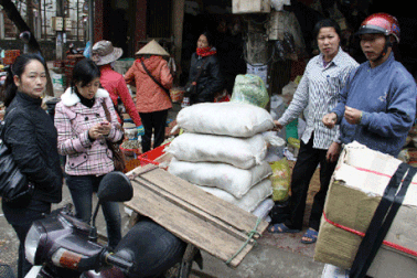 Đổ xô mua muối vì tin đồn “nước biển nhiễm phóng xạ”