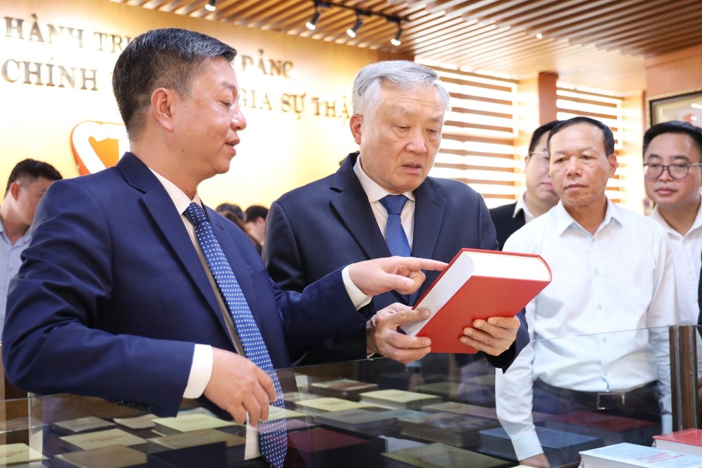 Ra mắt tủ sách điện tử Chủ tịch Hồ Chí Minh - 1 Ra mắt tủ sách điện tử Chủ tịch Hồ Chí Minh - 1