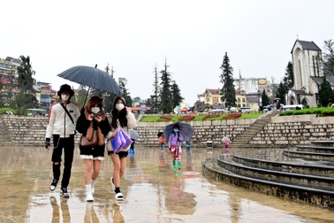 Nhịp sống khách du lịch và người dân Sapa dưới cái rét 0 độ C