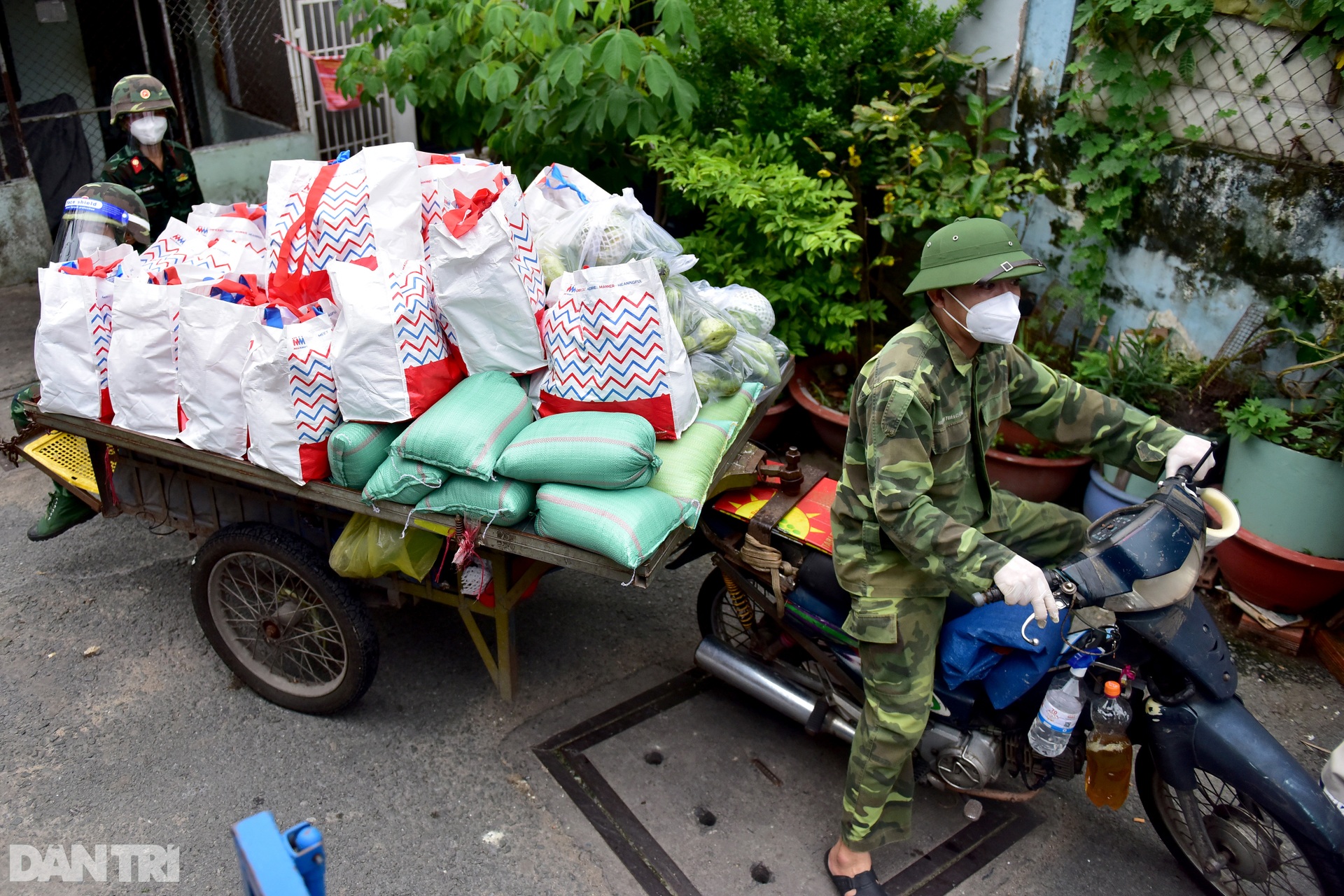 Bộ đội dùng xe đạp thồ chuyển thực phẩm vào tận hẻm nhỏ cho người dân TPHCM - 14 Bộ đội dùng xe đạp thồ chuyển thực phẩm vào tận hẻm nhỏ cho người dân TPHCM - 14