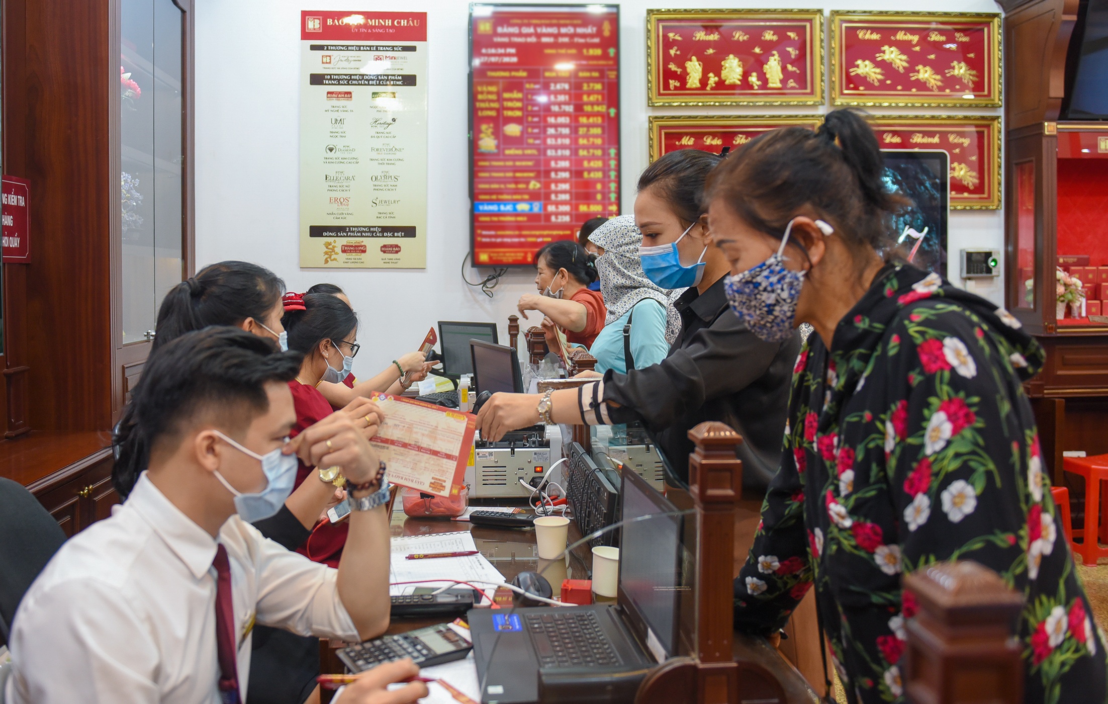 Giá vàng vượt mốc 61 triệu đồng/lượng, dân xếp hàng để bán - 13 Giá vàng vượt mốc 61 triệu đồng/lượng, dân xếp hàng để bán - 13