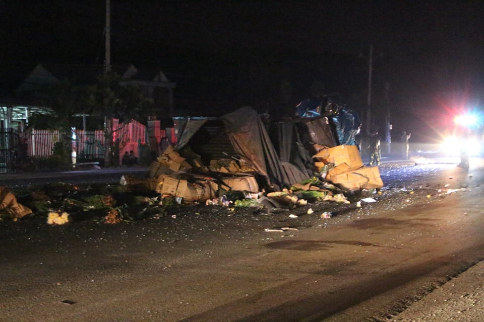 Xe tải nát bét sau cú tông xe khách, nhiều người bị thương - 1