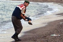 Ảnh thi thể bé trai dạt vào bờ biển gây chấn động