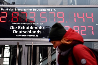 Thế giới ngập trong nợ