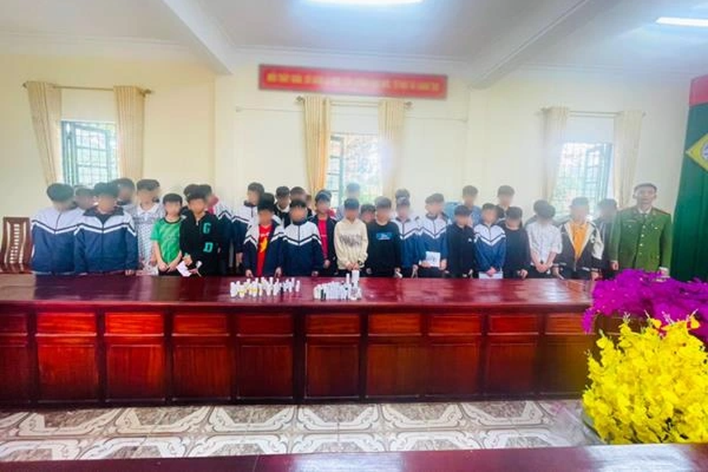 Ngăn chặn 36 học sinh mua hóa chất để chế tạo pháo - 1 Ngăn chặn 36 học sinh mua hóa chất để chế tạo pháo - 1