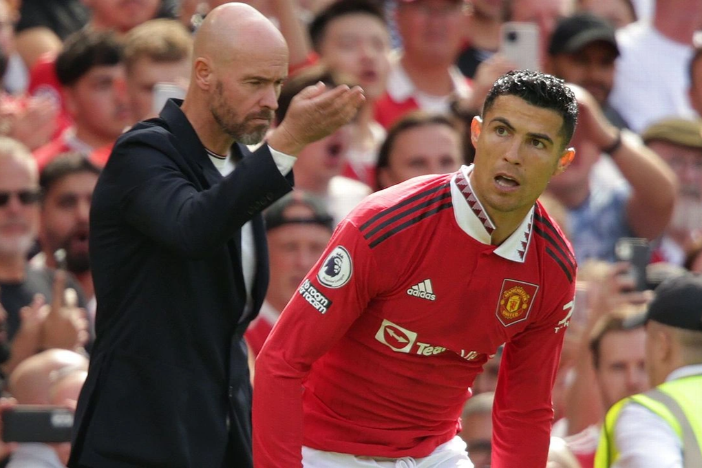 HLV Ten Hag xử phũ C.Ronaldo ngay trước toàn đội Man Utd - 2 HLV Ten Hag xử phũ C.Ronaldo ngay trước toàn đội Man Utd - 2