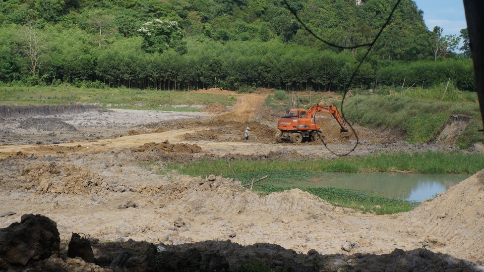 Qua mặt chính quyền, khai thác đất trái phép tràn lan tại Nghệ An - 1 Qua mặt chính quyền, khai thác đất trái phép tràn lan tại Nghệ An - 1