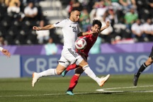 Chuyên gia: "Trọng tài V-League yếu, cầu thủ Việt Nam khổ khi gặp VAR"