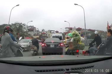 Hà Nội: Nữ tài xế quay đầu ô tô trên cầu, mắng chửi người đi xe máy