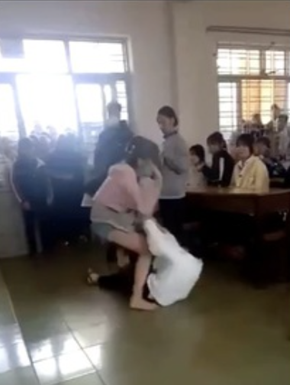 Vụ người nhà xông vào trường đánh nữ sinh lớp 10: Xử lý nghiêm để răn đe! - 1