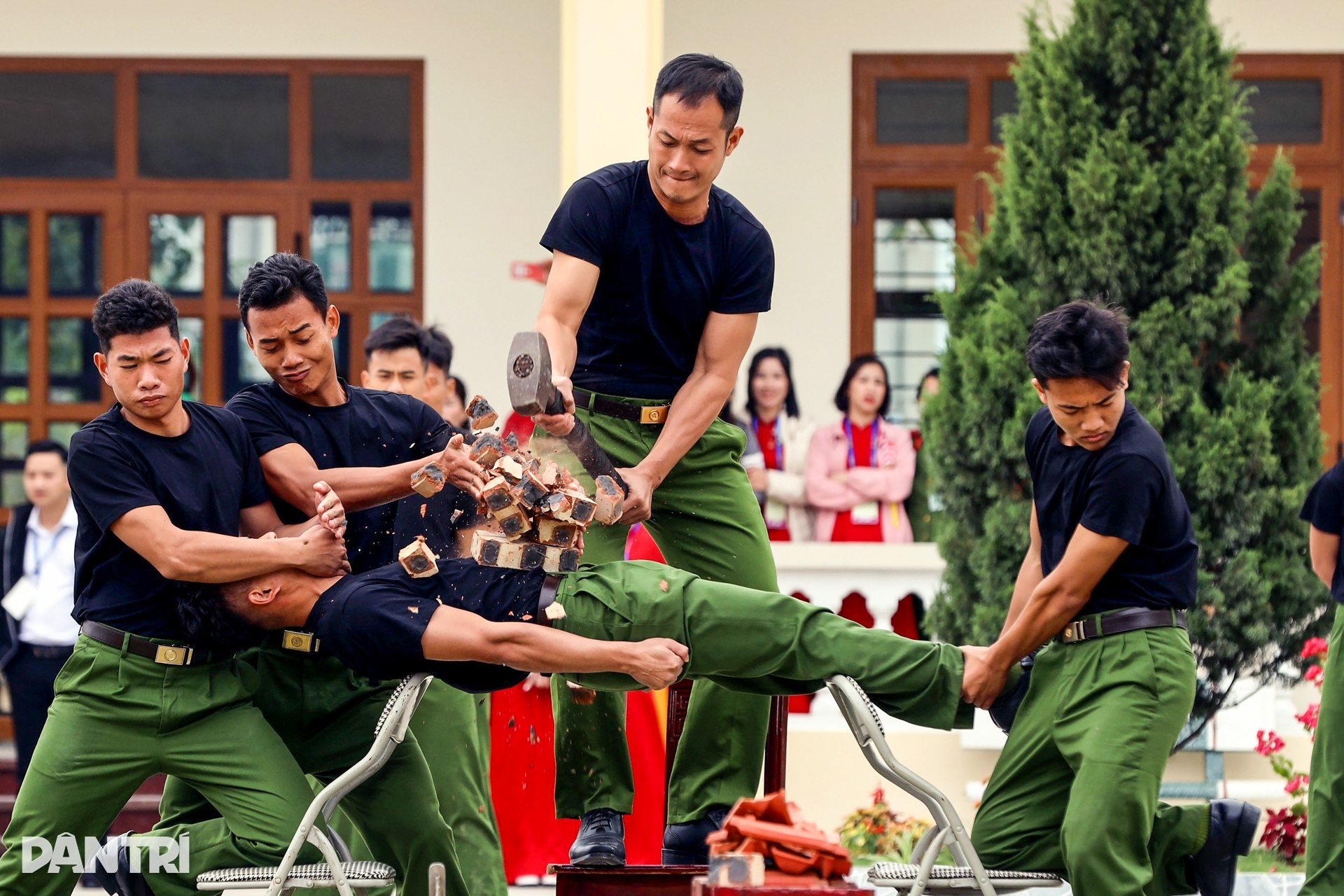Công an Việt Nam trình diễn võ thuật trong khuôn khổ Hội nghị APCCA 41 - 8 Công an Việt Nam trình diễn võ thuật trong khuôn khổ Hội nghị APCCA 41 - 8