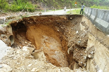 Thanh Hóa: Hố sụt lún "khổng lồ" chia cắt quốc lộ 16