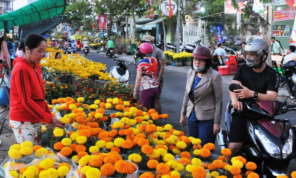 Người dân Cần Thơ hối hả đưa nàng xuân về nhà đón Tết - 1 Người dân Cần Thơ hối hả đưa nàng xuân về nhà đón Tết - 1