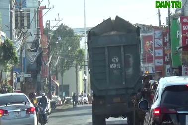 Xe quá tải ung dung trên QL vượt chốt CSGT