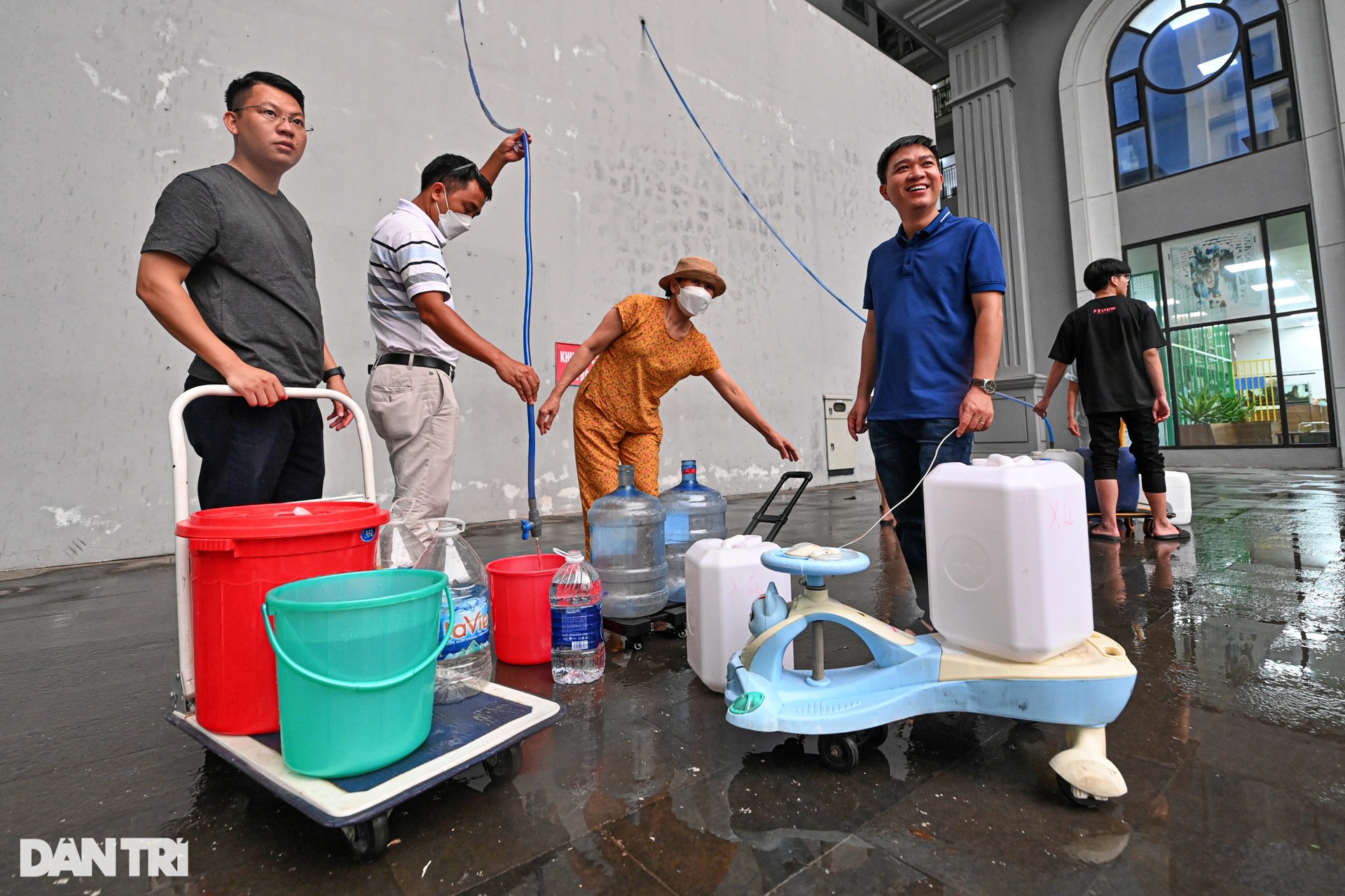 Chung cư ở Hà Nội mất nước, hàng trăm hộ dân lỉnh kỉnh xô chậu chờ xe bồn - 4 Chung cư ở Hà Nội mất nước, hàng trăm hộ dân lỉnh kỉnh xô chậu chờ xe bồn - 4