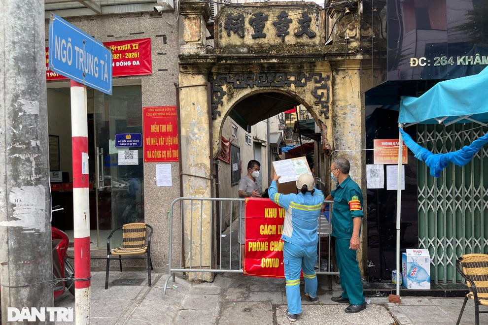Nếm trải cuộc sống trong khu vực phong tỏa 1.300 dân ở Hà Nội - 1 Nếm trải cuộc sống trong khu vực phong tỏa 1.300 dân ở Hà Nội - 1