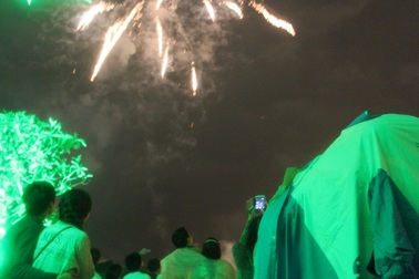 Hàng vạn người dân Huế đội mưa xem pháo hoa mừng 40 năm giải phóng