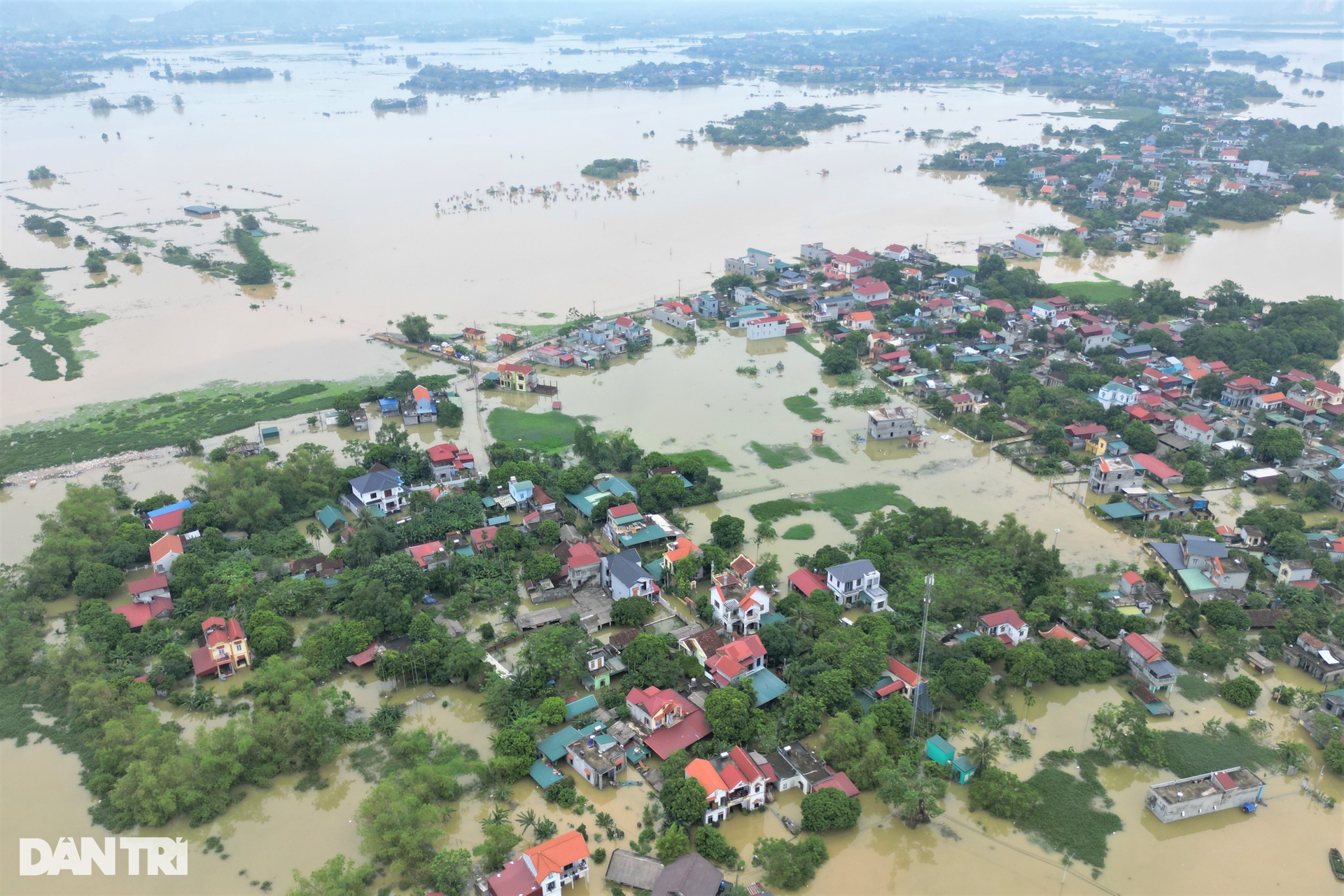 Cảnh sống trên thuyền, ngủ mái nhà ở rốn lũ sông Hoàng Long - 1 Cảnh sống trên thuyền, ngủ mái nhà ở rốn lũ sông Hoàng Long - 1