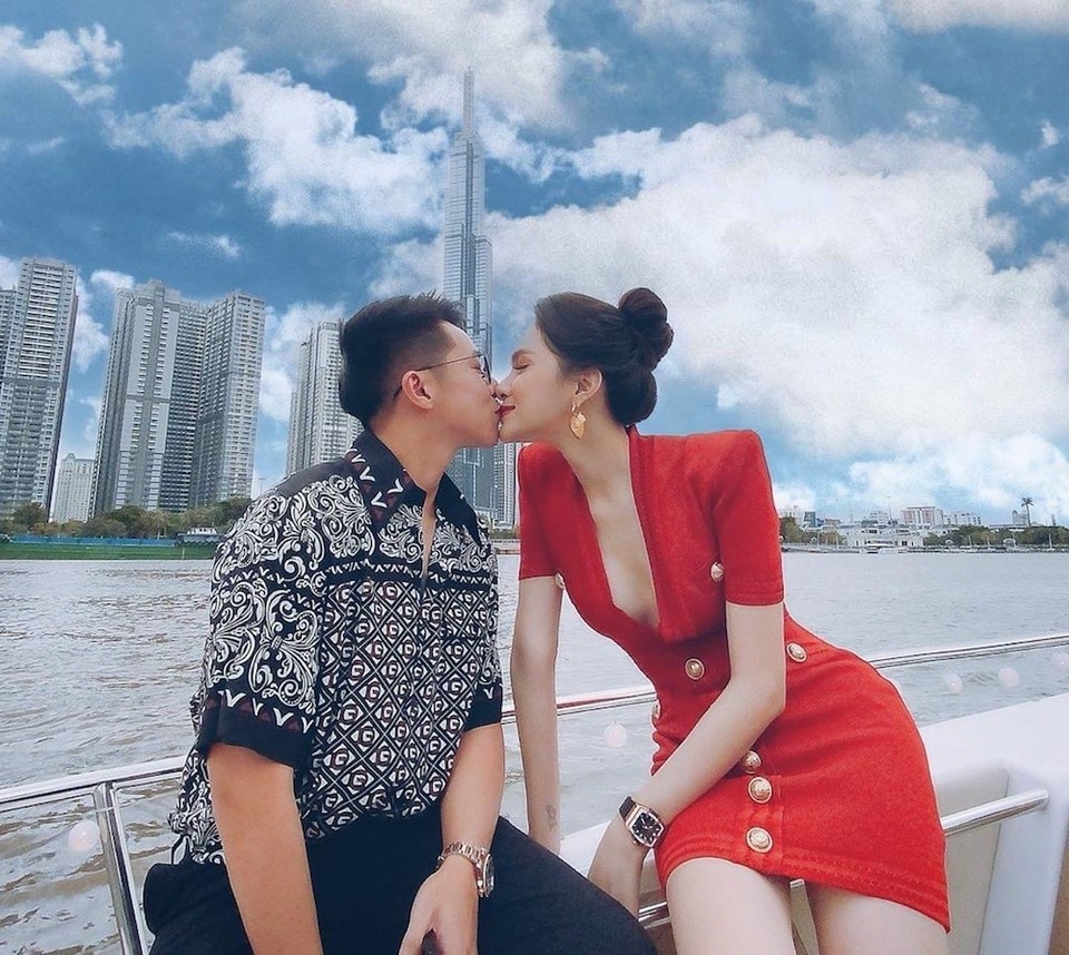 Hương Giang diện vest không nội y, khoe vòng một căng tròn - 2 Hương Giang diện vest không nội y, khoe vòng một căng tròn - 2