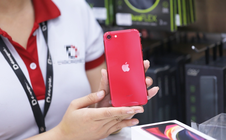 Trên tay iPhone SE 2020 đầu tiên tại Việt Nam - 1 Trên tay iPhone SE 2020 đầu tiên tại Việt Nam - 1