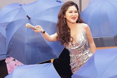 Hương Tràm “cháy hết mình”, tiễn hàng trăm sinh viên về quê đón Tết