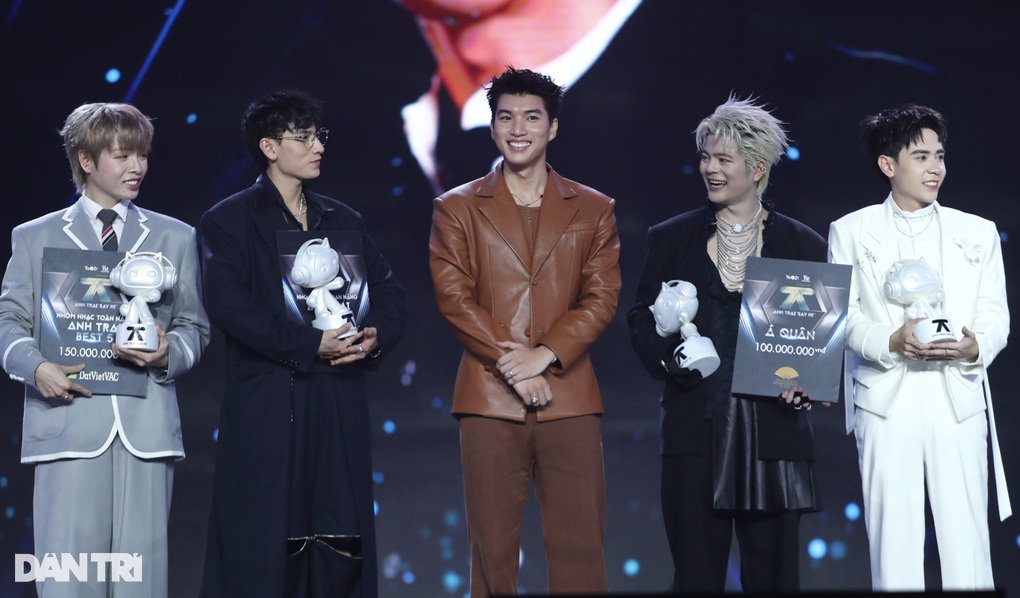 Rapper HIEUTHUHAI: Ngủ gật cũng gây sốt, vẫn được bố xem là bé bỏng - 12 Rapper HIEUTHUHAI: Ngủ gật cũng gây sốt, vẫn được bố xem là bé bỏng - 12