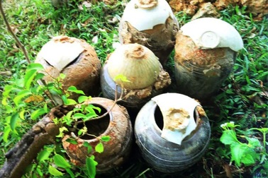 Đào hố chôn cột điện, phát hiện 6 chiếc bình cổ