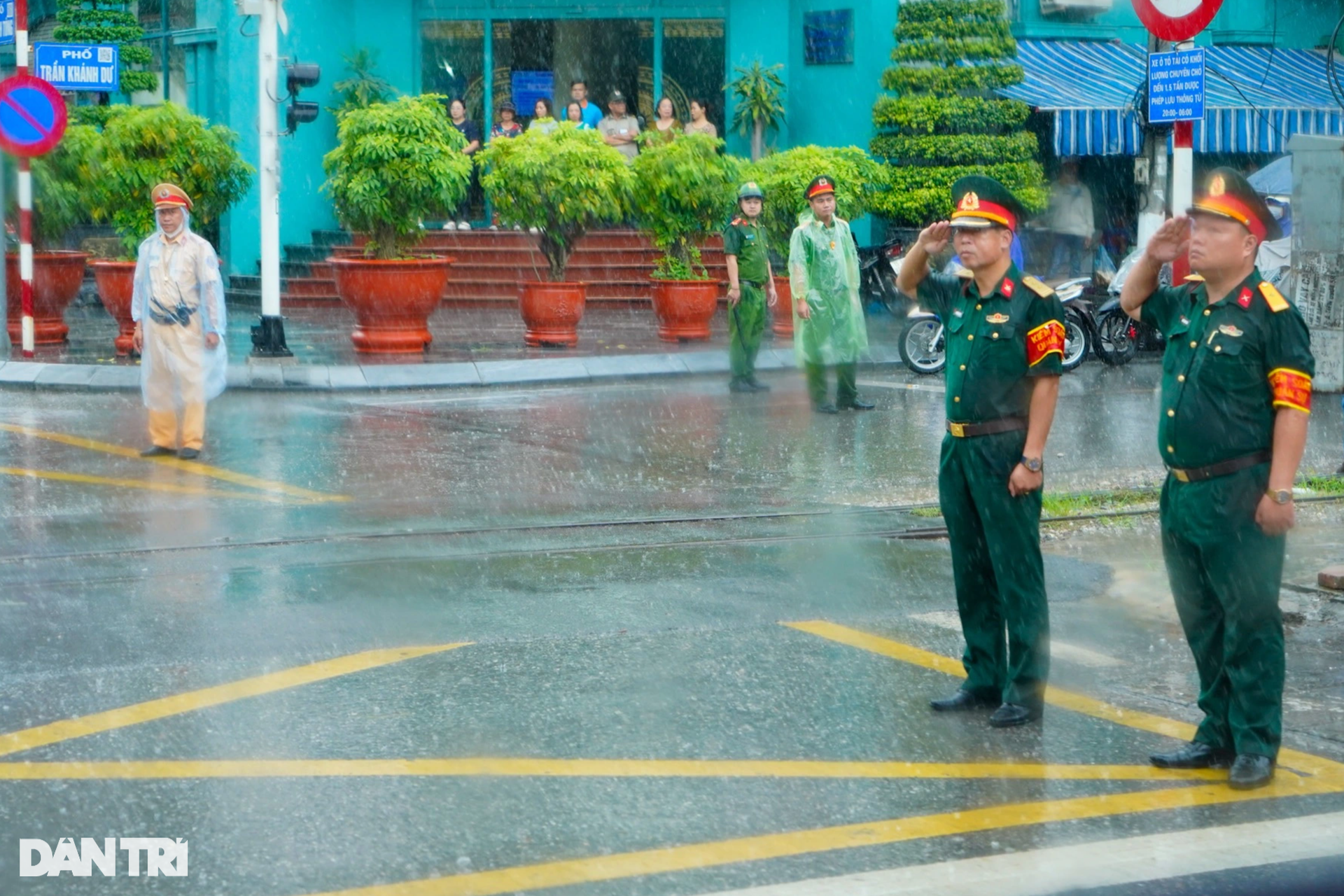 Linh xa đưa Phó Thủ tướng Lê Văn Thành về nơi an nghỉ cuối cùng - 15 Linh xa đưa Phó Thủ tướng Lê Văn Thành về nơi an nghỉ cuối cùng - 15