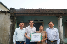 Hơn 100 triệu đồng đến với người mẹ nghèo ôm con đi ở trọ