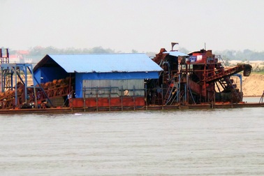 Hà Nội: “Cát tặc” lộng hành, chính quyền “bất lực”