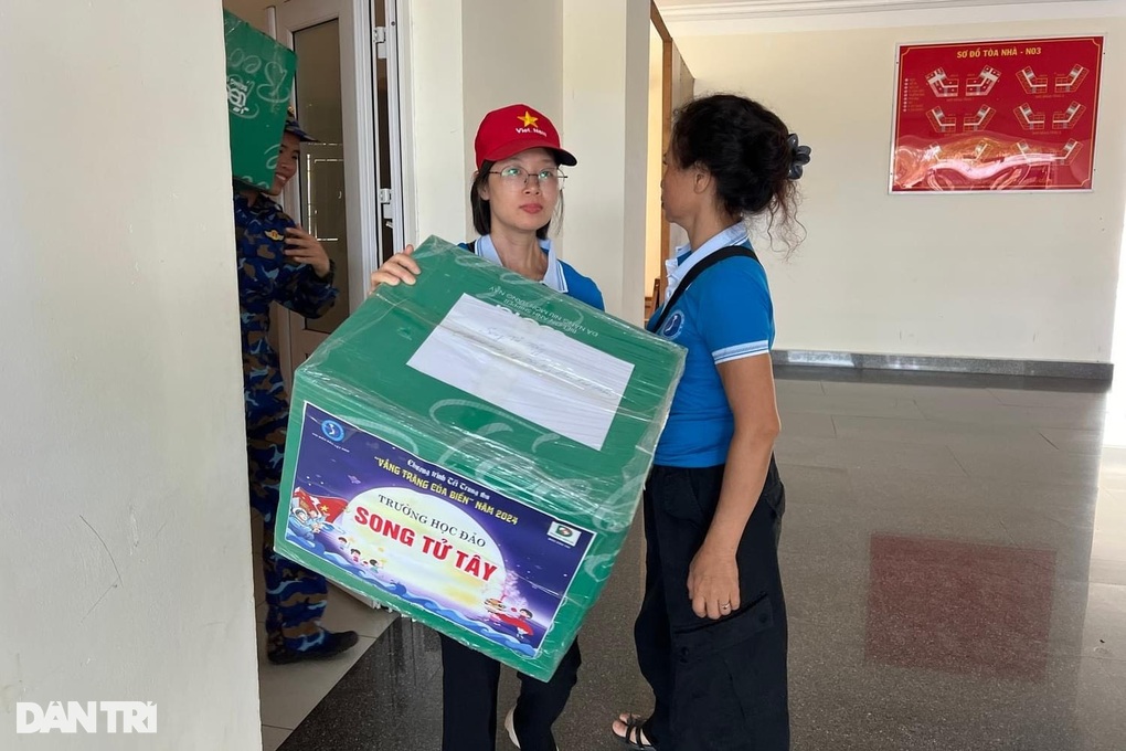Vượt sóng mang Trung thu tới các em học sinh trên quần đảo Trường Sa - 8 Vượt sóng mang Trung thu tới các em học sinh trên quần đảo Trường Sa - 8