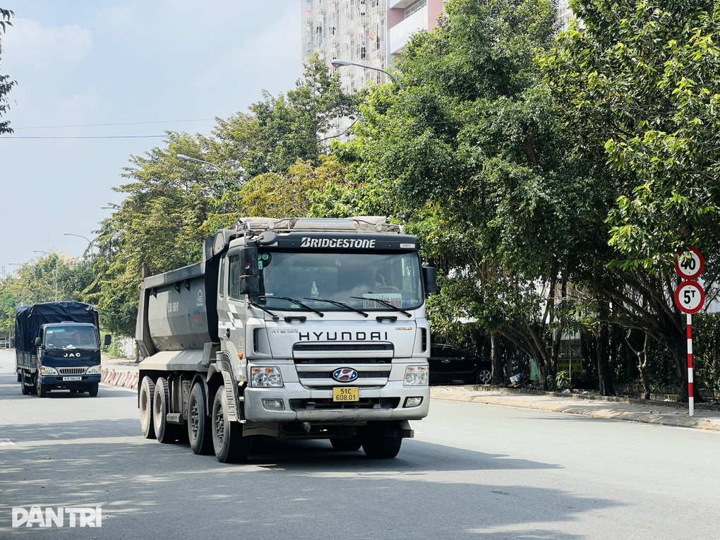 Xe tải tràn vào Đại học Quốc gia TPHCM, người dân thấp thỏm - 1