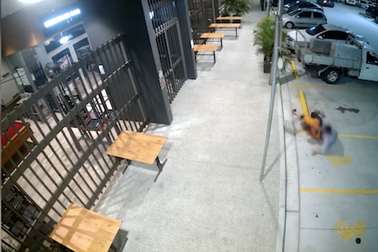 Video: Cụ bà "tung chiêu", đánh tên cướp chạy mất dép trong trận đấu tay đôi