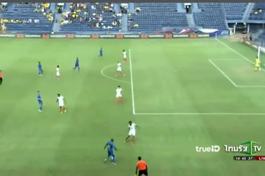 Hooi đánh gót đưa bóng vào cạnh lưới khung thành Ấn Độ