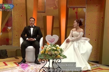 Cô gái đi làm tăng ca để nuôi bạn trai ăn học