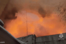 Lửa bao trùm tòa nhà gần Điện Kremlin