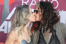 Ca sĩ U80 Steven Tyler tình tứ hôn bạn gái kém 41 tuổi