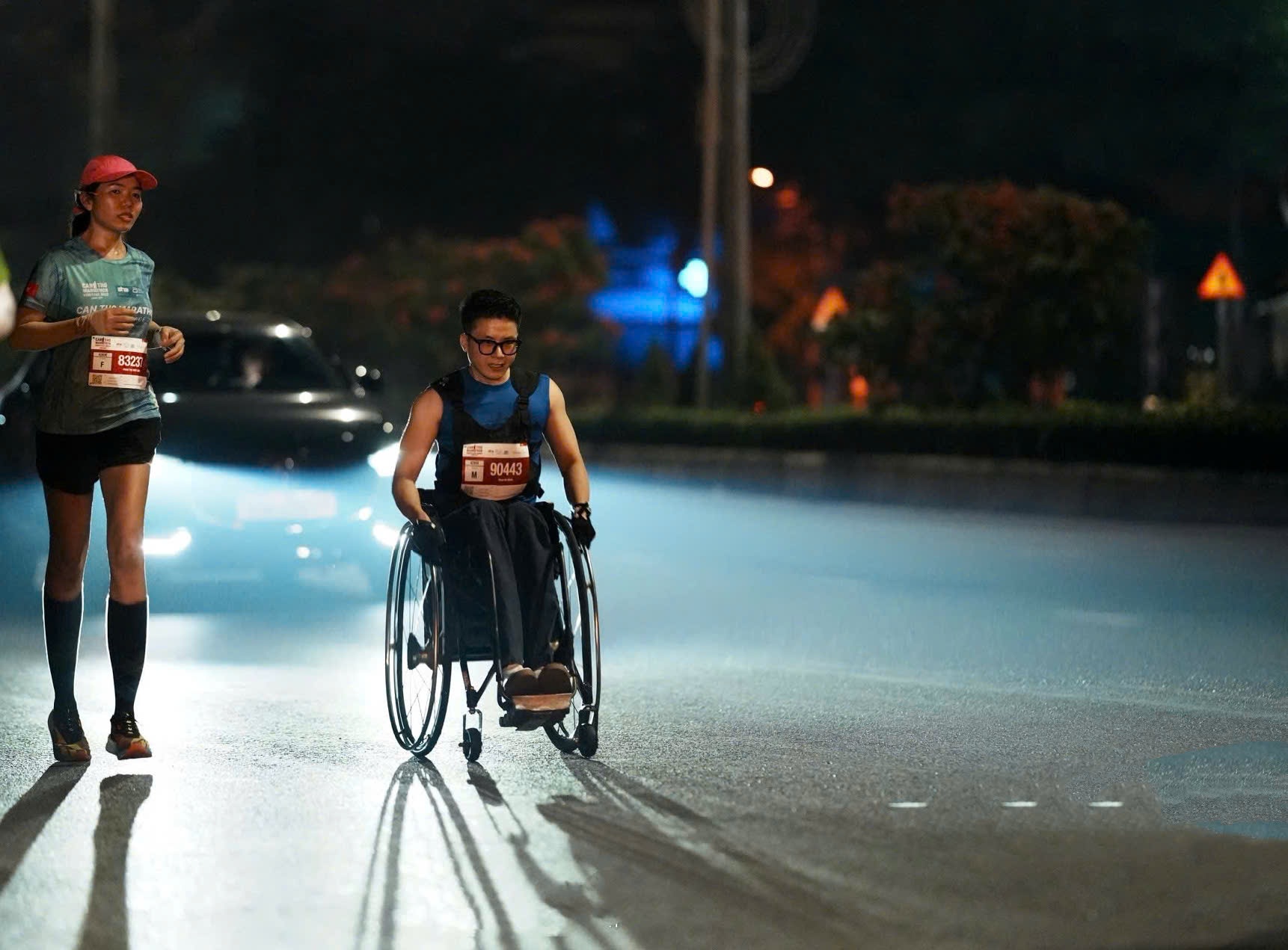 Chàng trai Vĩnh Long ngồi xe lăn chinh phục giải chạy marathon 42km - 3 Chàng trai Vĩnh Long ngồi xe lăn chinh phục giải chạy marathon 42km - 3