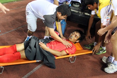 Cầu thủ Hải Phòng phải nhập viện cấp cứu