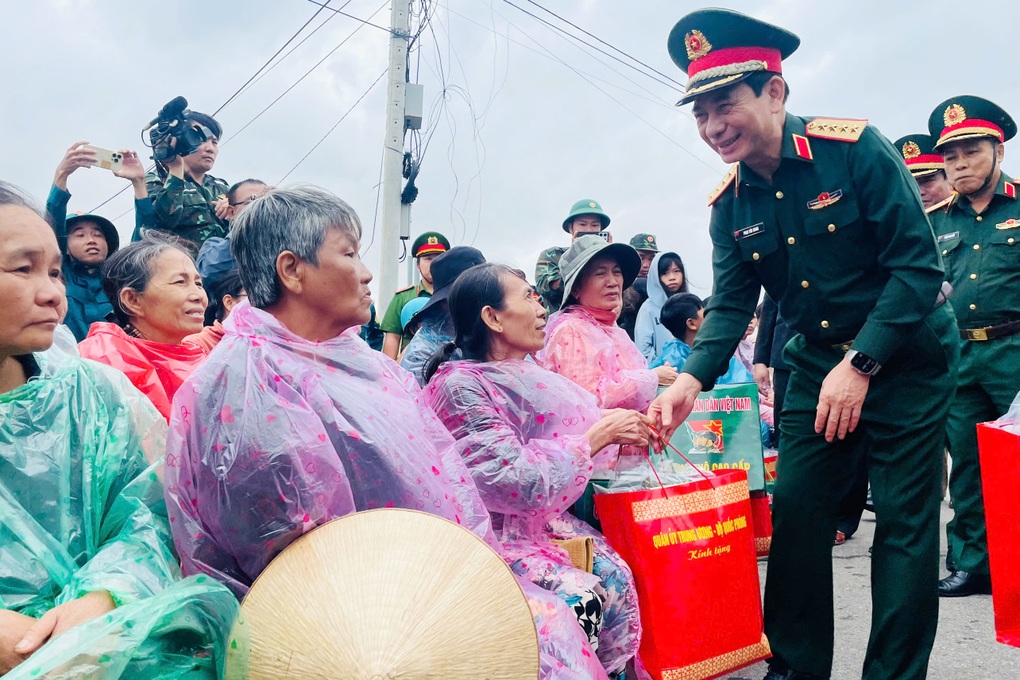 Đại tướng Phan Văn Giang thăm, tặng quà người dân vùng rốn lũ tỉnh Gia Lai - 2