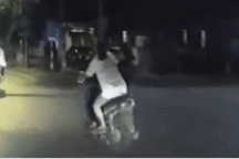 Choáng váng với hình ảnh hai cô gái đổi lái khi xe máy đang chạy giữa đường