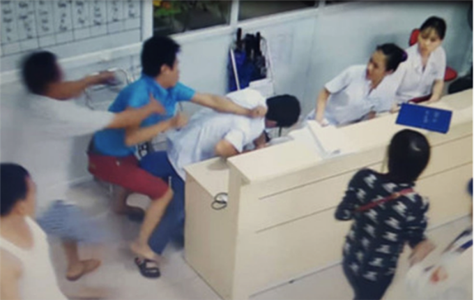 Giải pháp cho nạn hành hung bác sĩ - 1 Giải pháp cho nạn hành hung bác sĩ - 1
