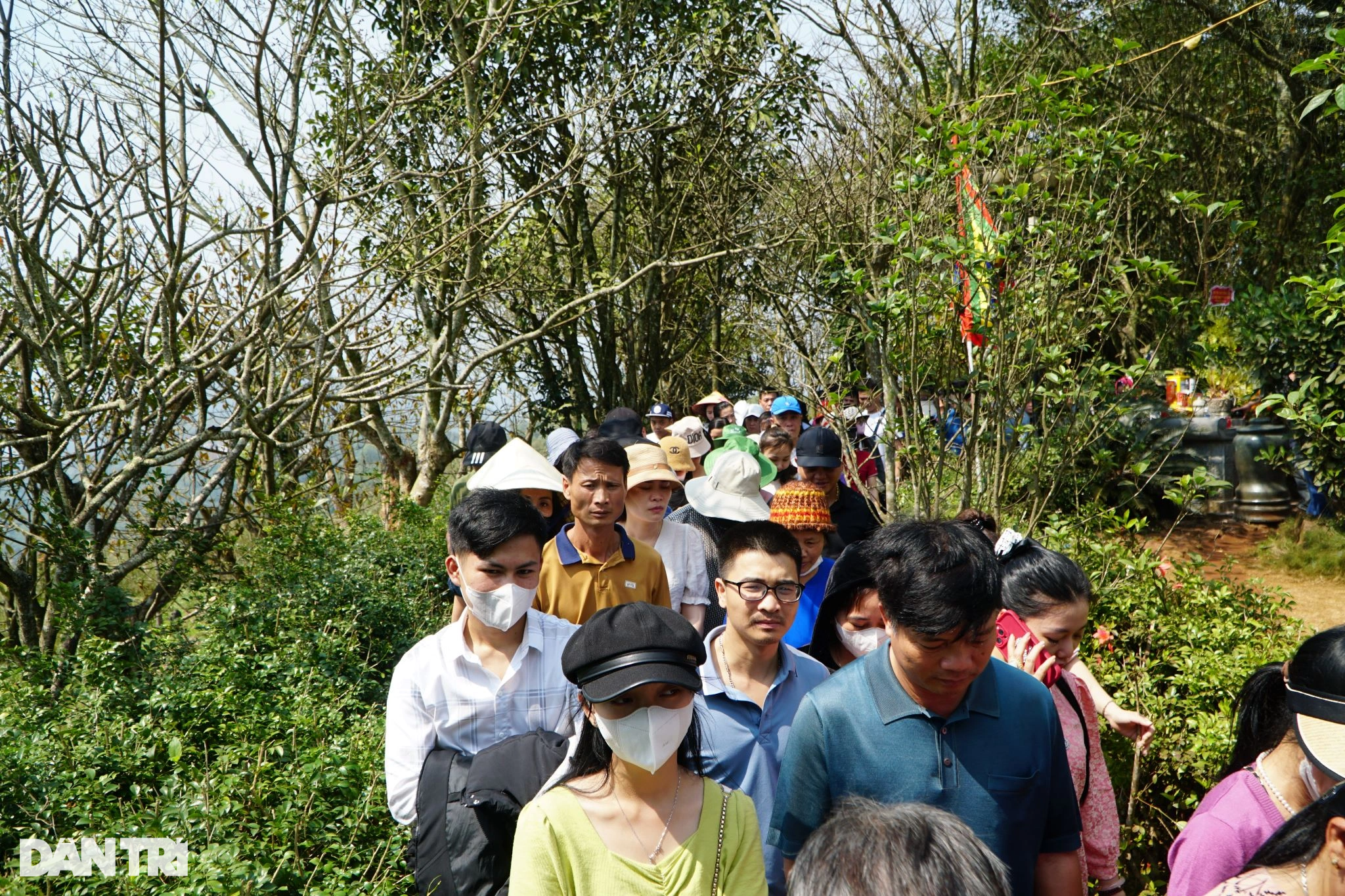 Đền Nưa - Am Tiên đông nghịt trong ngày mở cổng trời - 9