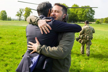 Tổng thống Ukraine bất ngờ thăm Anh sau Italy, Đức và Pháp